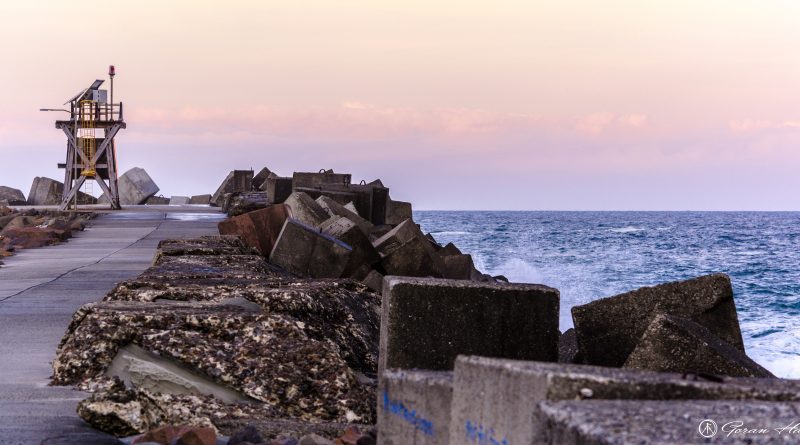 Newcastle breakwater walking path at sunset. The wall is 0.9m out from Nobby's head and topped with concrete cubes.