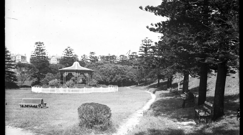 King Edward Park upper reserve and Rotunda is an outdoor circular domed roof structure which was used for public entertainment. These buildings were built before broadcasting on the wireless.